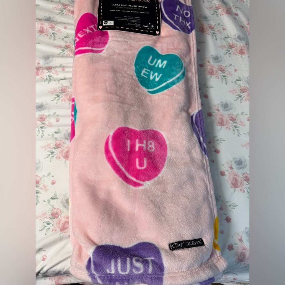 Betsey Johnson Candy Heart Plush Throw Blanket 50x70 Pink NWT - Picture 3 of 4